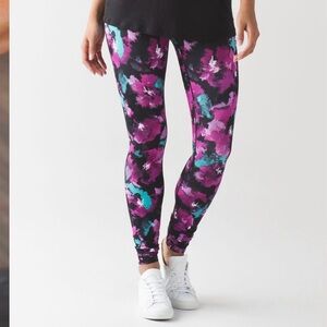 Lululemon Wunder Under Pant (Hi-Rise)
Midnight Bloom Black Deep Fuschia